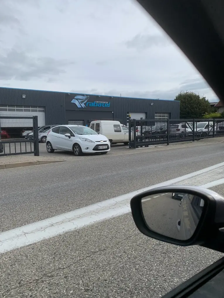 Atelier de carrosserie automobile à Saint-Marcellin
