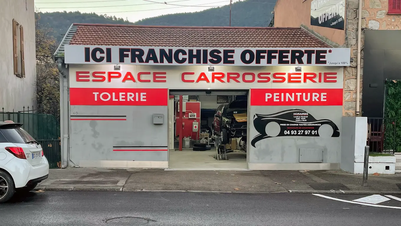 Atelier de carrosserie automobile à La Trinité